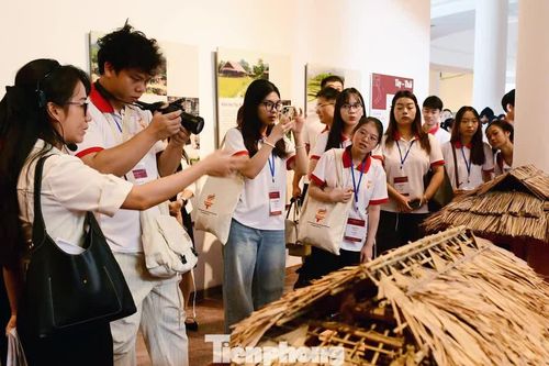 Đại biểu Hành trình Đỏ tham quan Bảo tàng Dân tộc học Việt Nam