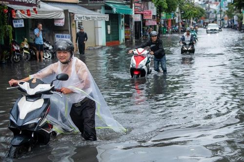 Chuỗi ngày mưa ngập, kẹt xe bủa vây: Nỗi khổ kép của người dân TPHCM