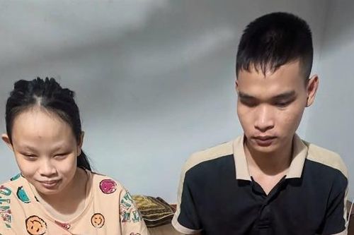 Vợ chồng khiếm thị chật vật nuôi con nhỏ, người bà gánh thêm nỗi lo