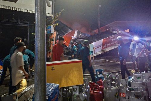 Cháy cửa hàng xe máy, lửa lan sang 2 nhà dân