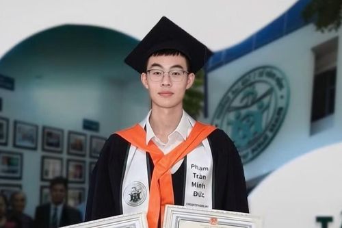 Mẹ đi giúp việc, rửa bát nuôi con, nam sinh đợi mẹ tan ca mới báo tin thủ khoa
