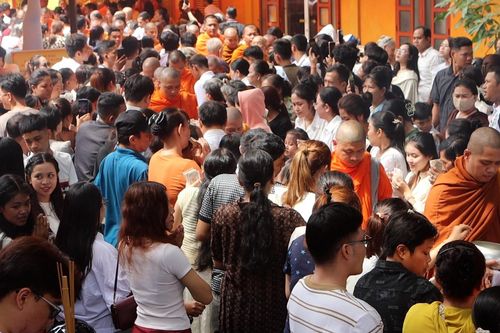 Đồng bào Khmer ở TPHCM thành kính cúng dường trong lễ Sene Dolta