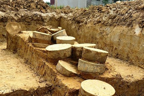 Thăm dò đất làm móng nhà, phát hiện nhiều hiện vật bằng sành thời Trần