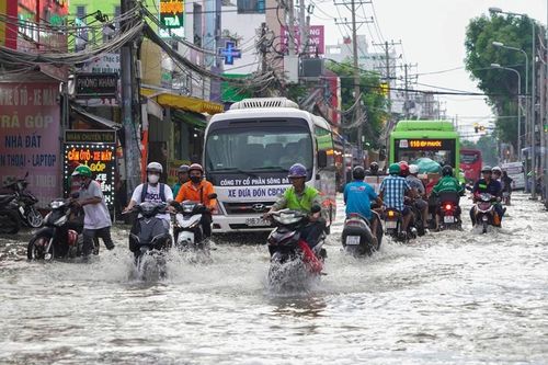 Triều cường vượt đỉnh, người dân TP Hồ Chí Minh bì bõm lội nước