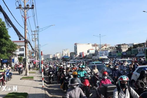 Rào chắn thi công metro gây ùn ứ tại cửa ngõ Tây Bắc Thành phố Hồ Chí Minh