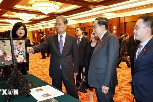 Chủ tịch Quốc hội hội đàm với Ủy viên trưởng Nhân đại toàn quốc Trung Quốc