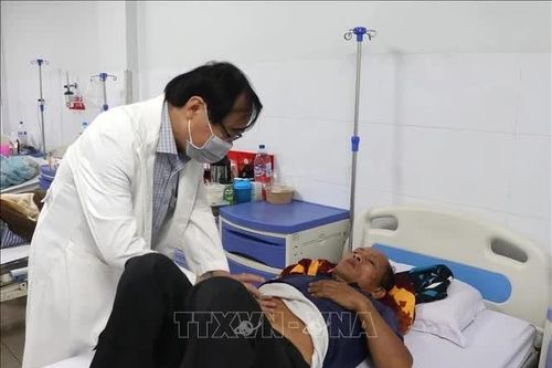 Khẩn trương xác định nguyên nhân 135 người nghi ngộ độc thực phẩm