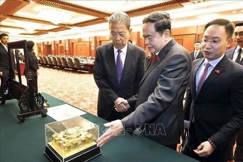 Chủ tịch Quốc hội hội đàm với Ủy viên trưởng Nhân đại toàn quốc Trung Quốc