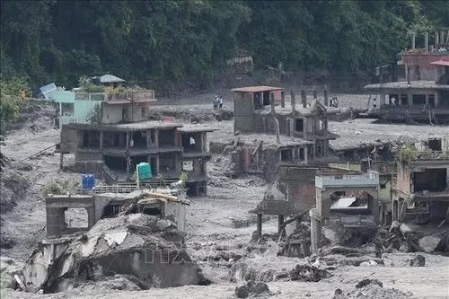 Hơn 100 du khách nước ngoài mắc kẹt giữa vùng lũ ở Nepal