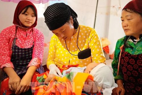 Tiếp tục hoàn thiện chính sách đãi ngộ cán bộ y tế cơ sở