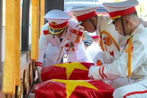Tp.HCM mời người dân cầm hoa trắng tiễn đưa hài cốt liệt sĩ về nơi an nghỉ cuối cùng