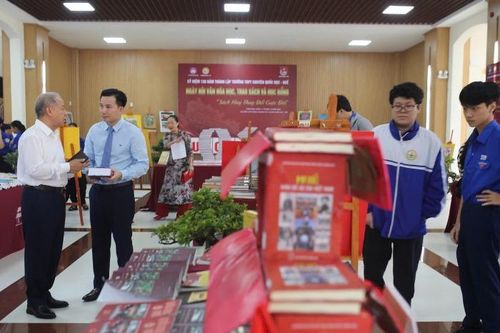 Từ thư viện số đến tủ sách của mỗi gia đình