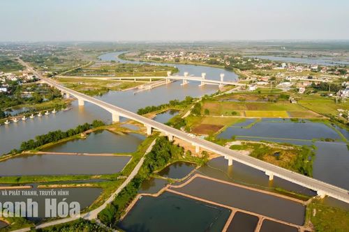 Cầu Lạch Sung nối nhịp đôi bờ, người dân thôi cảnh qua sông bằng đò