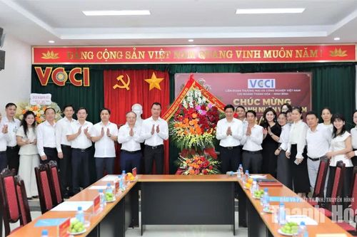 Chủ tịch UBND tỉnh Tô Anh Dũng chúc mừng các đơn vị nhân Ngày Doanh nhân Việt Nam 13/10