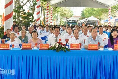 Dâng hương tưởng niệm Anh hùng Lực lượng vũ trang nhân dân Mai Thị Nương