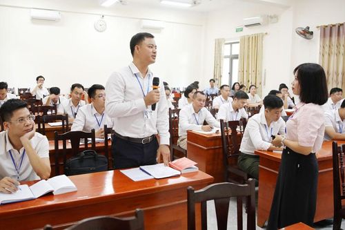Cập nhật kiến thức, gắn lý luận với thực tiễn