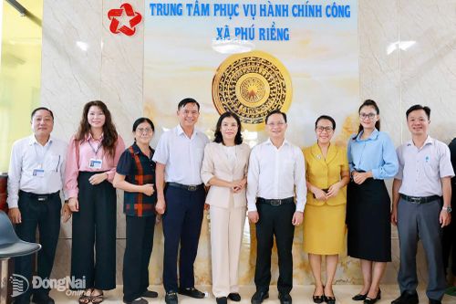 Đồng chí Hà Anh Dũng, Ủy viên Ban Thường vụ Thành ủy, Phó Chủ tịch Thường trực Ủy ban MTTQ Việt Nam thành phố thăm Trung tâm Phục vụ hành chính công xã Phú Riềng