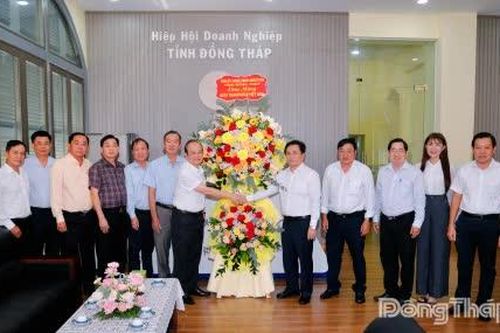 Phó Chủ tịch Thường trực UBND tỉnh Trần Văn Dũng chúc mừng các đơn vị, doanh nghiệp nhân Ngày Doanh nhân Việt Nam