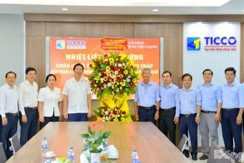 Phó Chủ tịch UBND tỉnh Huỳnh Minh Tuấn thăm, chúc mừng doanh nghiệp nhân Ngày Doanh nhân Việt Nam