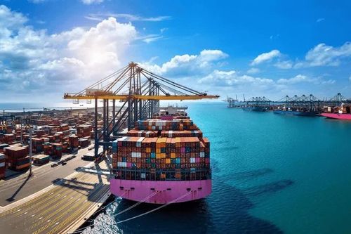 Giá dầu thế giới neo cao, doanh nghiệp vận tải chịu sức ép chi phí kép