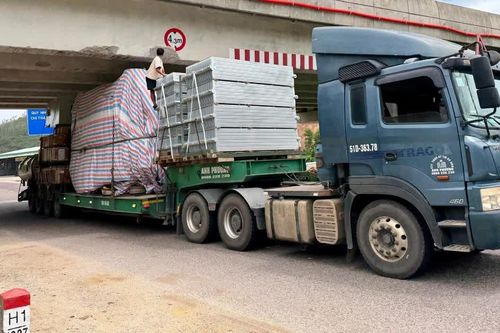 Cần sớm sửa chữa gầm cầu vượt cao tốc Bắc - Nam