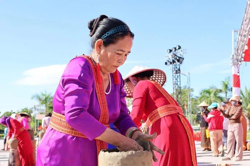 Hội thi Tay nghề làm gốm của người Chăm xã Ninh Phước năm 2026