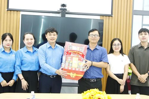 Liên đoàn Lao động tỉnh Khánh Hòa thăm, chúc mừng một số doanh nghiệp