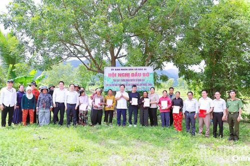 Xã Bác Ái trao Giấy chứng nhận quyền sử dụng đất cho các hộ dân