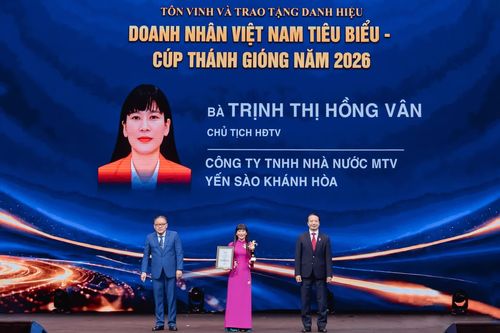 Bà Trịnh Thị Hồng Vân - Chủ tịch Hội đồng thành viên Công ty Yến sào Khánh Hòa được vinh danh "Doanh nhân Việt Nam tiêu biểu”