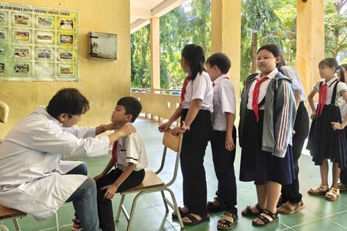 Khám bướu cổ cho 194 học sinh tại phường Ninh Chử