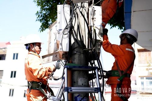 Tập trung thay thế hòm công tơ điện cũ nát