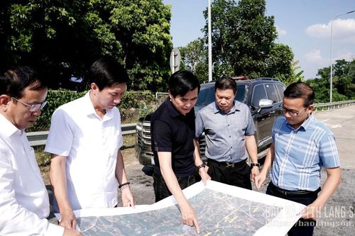 Đồng chí Bí thư Tỉnh ủy khảo sát dự án xây dựng mới đường kết nối từ ngã ba nút giao đường 242 từ khu đô thị mới Hữu Lũng đến nút giao cao tốc Bắc Giang - Lạng Sơn