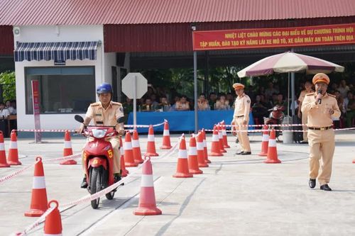 Hơn 500 đại biểu tập huấn kỹ năng lái xe an toàn