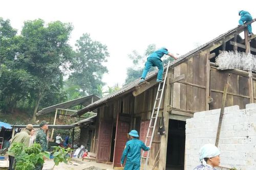 Lãnh đạo xã Gia Phú kiểm tra tiến độ giải phóng mặt bằng và động viên các hộ dân trong diện di dời