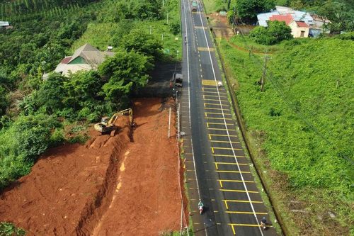 Lâm Đồng chỉ đạo xử lý điểm sụt lún, bảo đảm an toàn đường Hồ Chí Minh