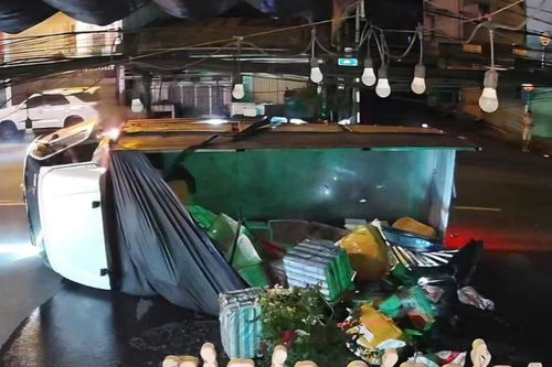 Người dân hỗ trợ tài xế thu gom hải sản khi xe tải bị lật ở phường B'Lao