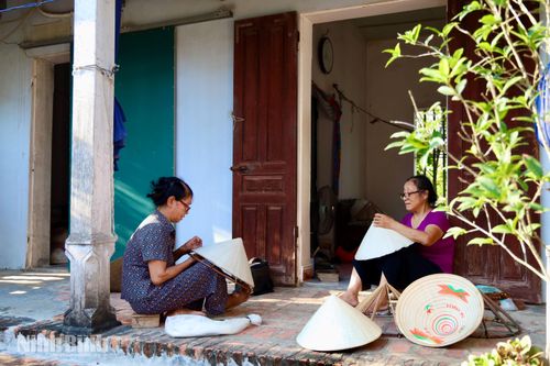 Nghề nón lá truyền thống ở thôn Khoái Quán