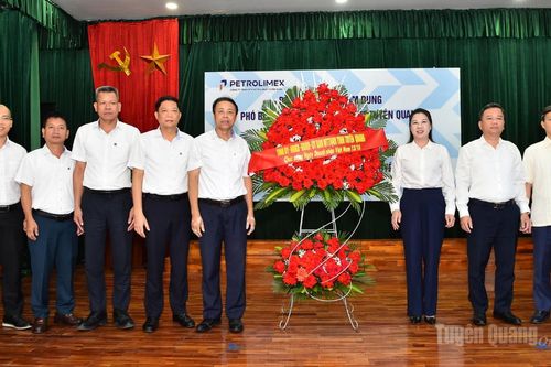 Đồng chí Lê Thị Kim Dung thăm, chúc mừng Công ty TNHH MTV Petrolimex Tuyên Quang nhân Ngày Doanh nhân Việt Nam
