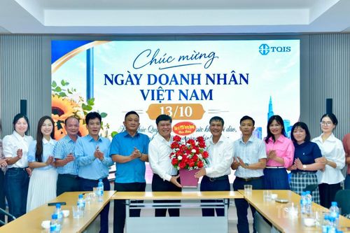 Báo và phát thanh, truyền hình Tuyên Quang thăm, chúc mừng nhân Ngày Doanh nhân Việt Nam