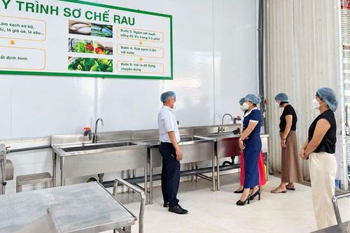 Xác minh việc học sinh có biểu hiện sức khỏe bất thường tại Trường Tiểu học và THCS Chiến Thắng