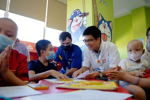 Lớp học nghệ thuật dành cho bệnh nhi