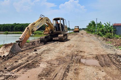Cà Mau: Đẩy nhanh tiến độ thi công đường đê Biển Đông gần 100 tỷ đồng