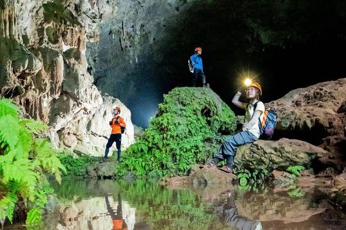 Hồ canxi xanh như ngọc bích trong hang động ở Quảng Trị