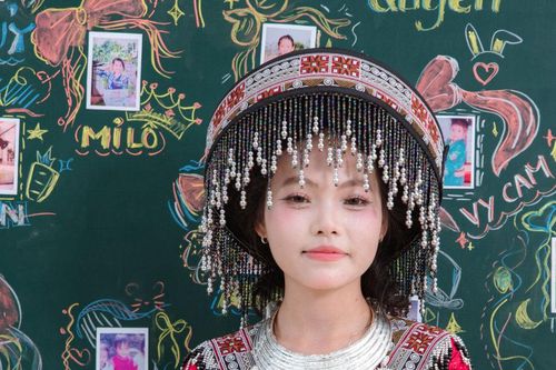 Thủ khoa người Mông: Đi xa để học, trở về để gieo chữ