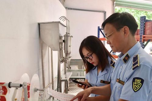 Hà Nội: Lực lượng quản lý thị trường kiểm tra và xử lý 21 vụ vi phạm liên quan đến rượu