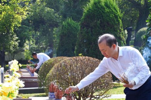 Phó Trưởng ban Tuyên giáo Trung ương Bùi Hoài Sơn tri ân các anh hùng liệt sĩ tại Điện Biên