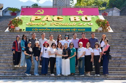 Chi bộ Phòng Hành chính - Lễ tân tổ chức sinh hoạt chính trị về nguồn tại Cao Bằng