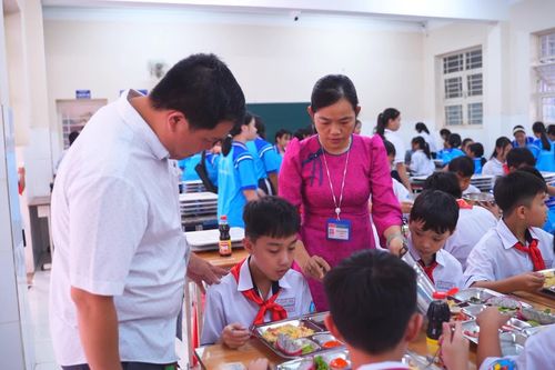 TP. HCM siết bữa ăn học đường, yêu cầu công khai khay ăn hằng ngày