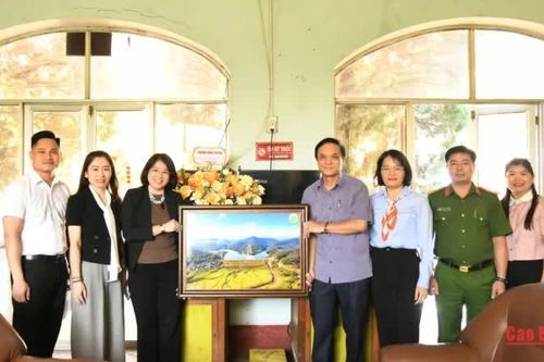 Phường Nùng Trí Cao tặng quà các công ty, doanh nghiệp nhân Ngày Doanh nhân Việt Nam 13/10