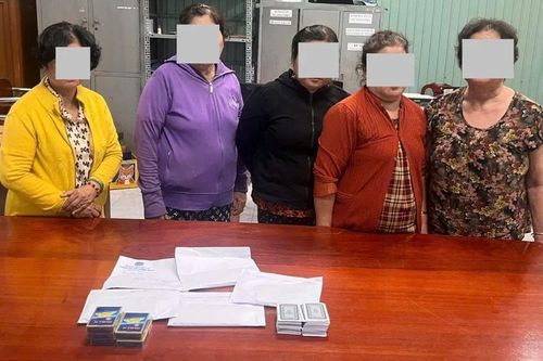 Kiểm tra đột xuất căn nhà, phát hiện 4 phụ nữ đang 'làm chuyện mờ ám', thu giữ nhiều tiền